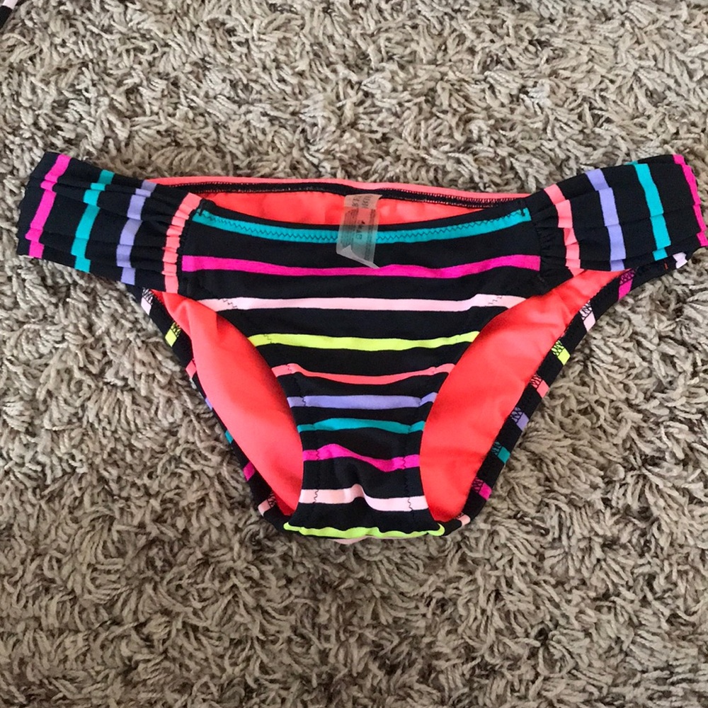 Triangle VS bikini - Picture 2 of 5